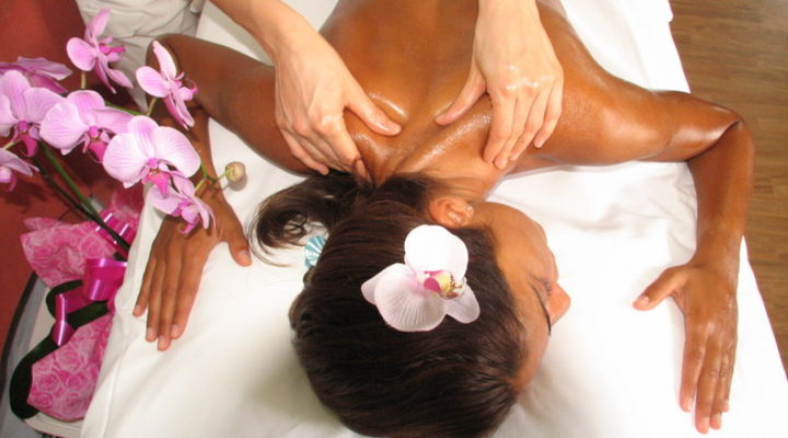 Ayurveda: una pratica di benessere completa, dai massaggi al cibo