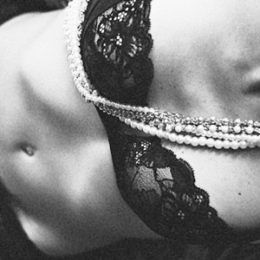 Racconto erotico di fantasia – Donne mature: le serate solitarie della signora Duprè