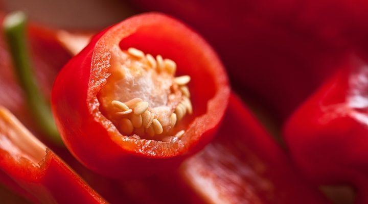 Moglie cornuta si vendica del marito utilizzando il peperoncino nella vagina dell’amante