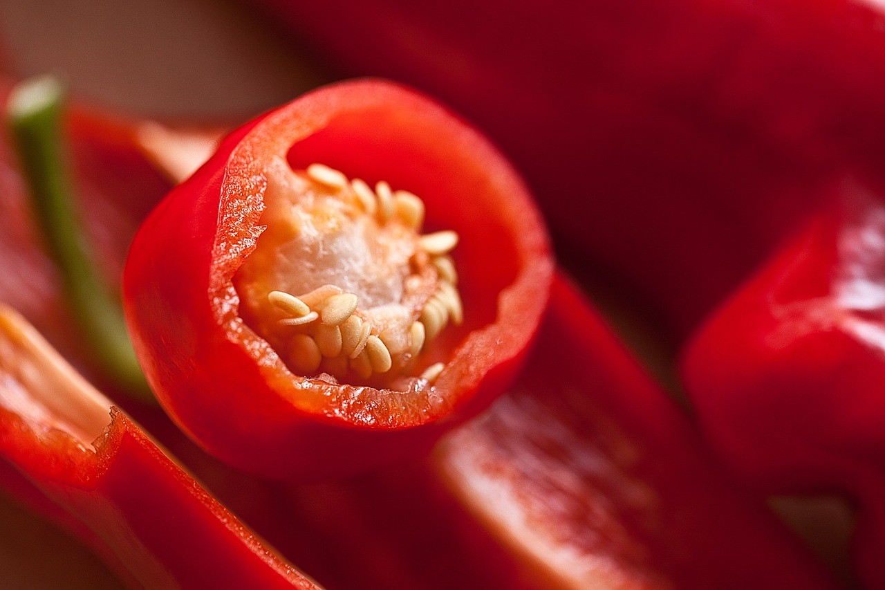 Moglie cornuta si vendica del marito utilizzando il peperoncino nella vagina dell'amante