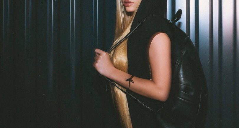 Katya Sambuca, chi è la pornostar russa che posa tra i leoni?