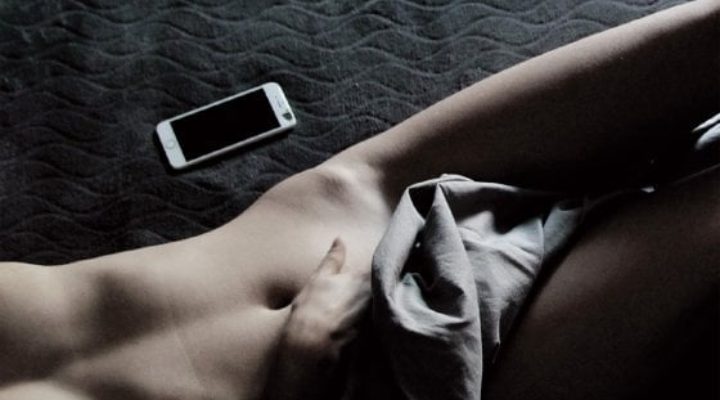 Niente sesso, meglio il cellulare: i giovani sempre più solitari
